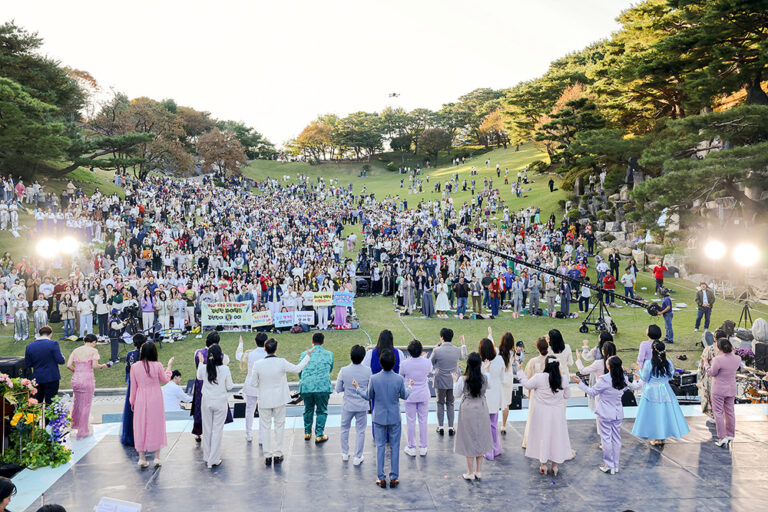 기독교복음선교회(세칭JMS) 교인들이 월명동 자연성전에서 열린 가을명곡축제에서 하나님께 영광돌리고 있다
