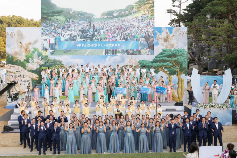 월명동 자연성전 세계명곡합창대회에 참여한 전 세계의 기독교복음선교회(JMS) 교인들