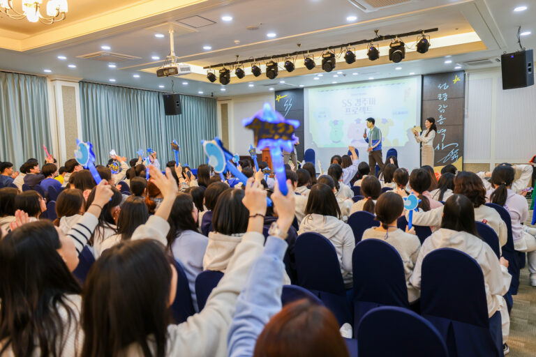 2026년 중고등부 영성 캠프에 참여한 학생들이 말처럼 뛰는 한 해를 보낼 것을 다짐하며 환호하고 있다