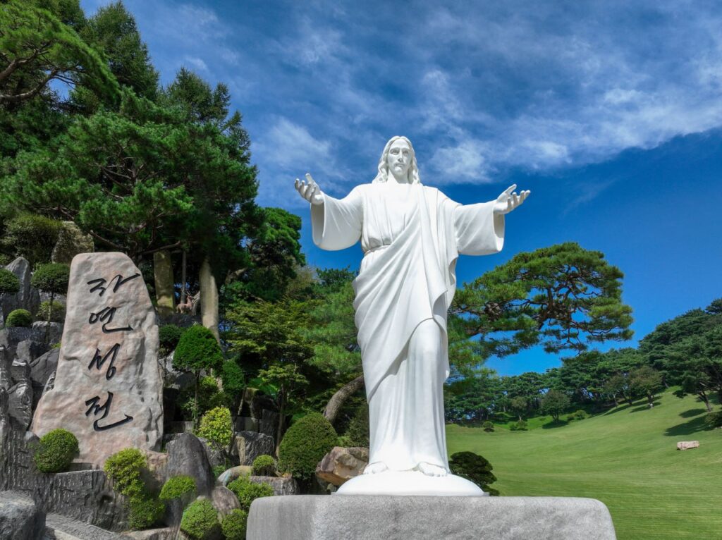 충청남도 금산군 진산면 월명동 자연성전에 있는 예수님 석상