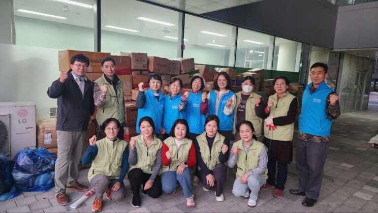 기독교복음선교회(세칭 jms)의 cgm 자원봉사단이 2025년 11월 몽골 물품 나눔에 참여한 모습