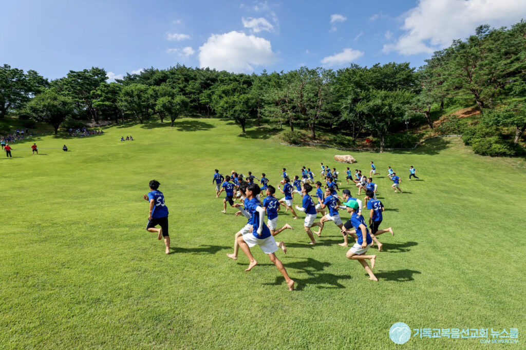 기독교복음선교회 월명동 자연성전 잔디밭에서 중고등부들이 마음껏 달리며 즐거운 한때를 보내고 있다. 선교회는 10대를 인생에서 영성을 형성하는 중요한 시기로 보고 있다.