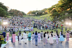 기독교복음선교회(세칭JMS) 교인들이 월명동 자연성전에서 열린 가을명곡축제에서 하나님께 영광돌리고 있다