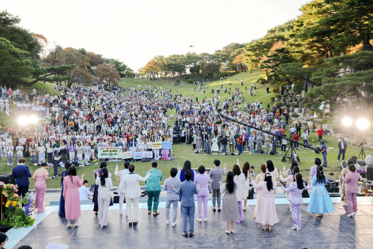 기독교복음선교회(세칭JMS) 교인들이 월명동 자연성전에서 열린 가을명곡축제에서 하나님께 영광돌리고 있다