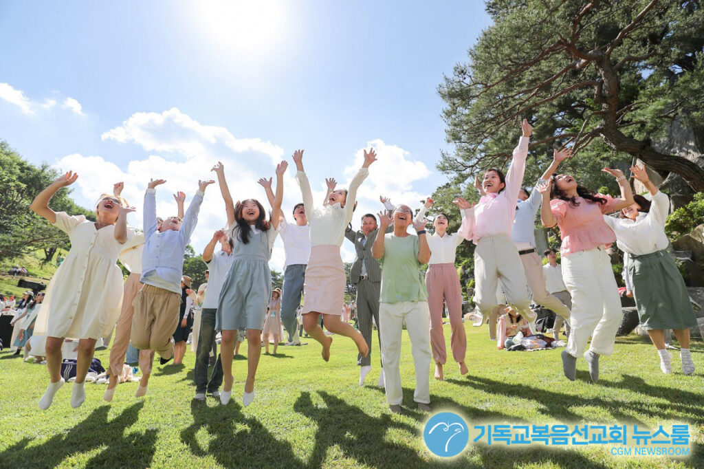 우리는 ‘진짜 생존자’… 세상의 차가운 시선 속에서도 흔들림 없이 믿음을 지켜온 이들