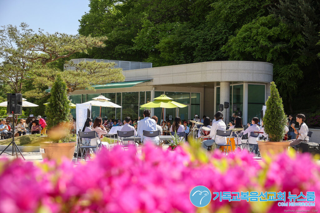 월명동 자연성전 꽃 축제 : "꽃 중의 꽃, 인생을 피우다"