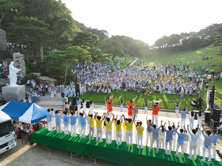 충청남도 금산군 진산면 월명동 자연성전에 기독교복음선교회(세칭 JMS) 2025년 하계수련회를 위해 교인들이 모여있다