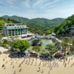 지난해 5월 충남 금산군 진산면 월명동 자연성전에서 열린 ‘월명동 꽃 축제’ 현장. 올해 행사는 돌조경과 소나무를 중심으로 새롭게 기획되어 관람객들에게 휴식과 색다른 경험을 선사한다.