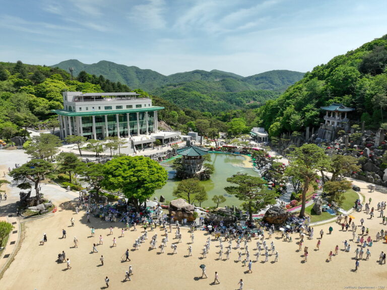 지난해 5월 충남 금산군 진산면 월명동 자연성전에서 열린 ‘월명동 꽃 축제’ 현장. 올해 행사는 돌조경과 소나무를 중심으로 새롭게 기획되어 관람객들에게 휴식과 색다른 경험을 선사한다.