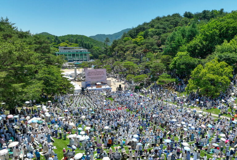 기독교복음선교회는 지난 5월 31일 충남 금산군 월명동 자연성전에서 설립자 정명석 목사가 처음 복음을 전한 날인 1978년 6월 1일을 기념하는 ‘알파날 48주년’ 행사를 개최했다. 현장에 모인 약 2만명의 교인들은 주일 연합예배와 예술제에 함께하며 선교의 의지를 다졌다