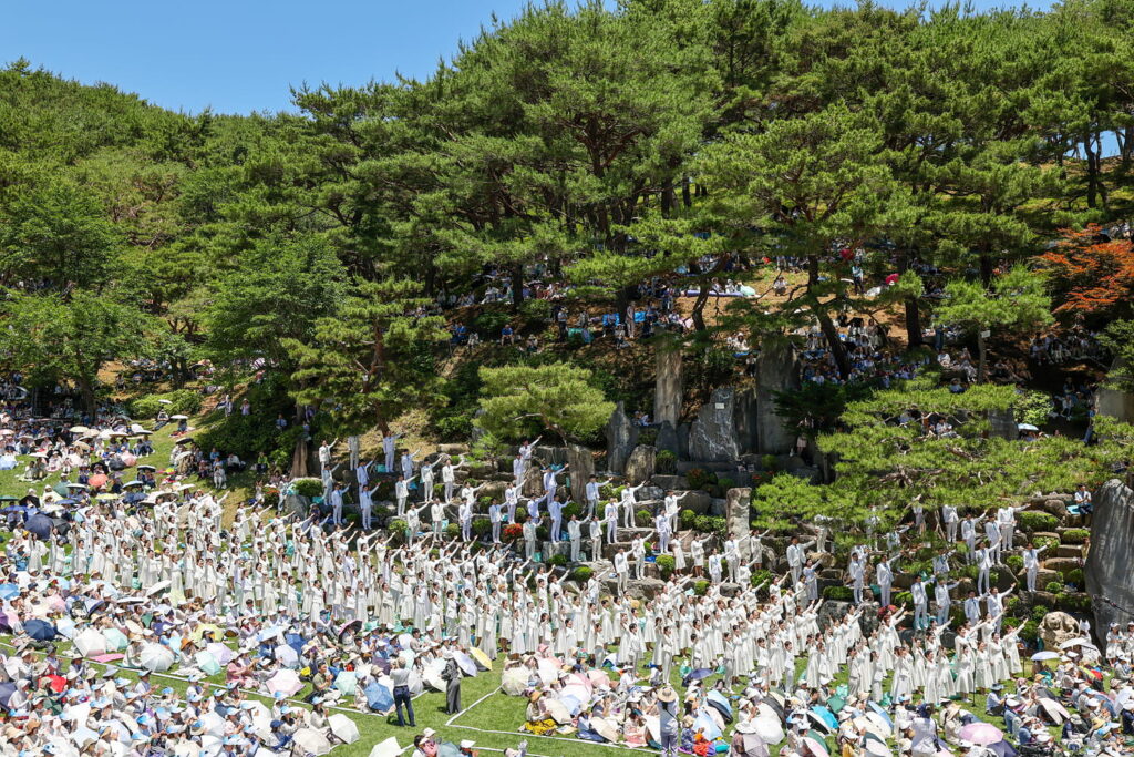 기독교복음선교회는 지난 5월 31일 충남 금산군 월명동 자연성전에서 설립자 정명석 목사가 처음 복음을 전한 날인 1978년 6월 1일을 기념하는 ‘알파날 48주년’ 행사를 개최했다. 현장에 모인 약 2만명의 교인들은 주일 연합예배와 예술제에 함께하며 선교의 의지를 다졌다