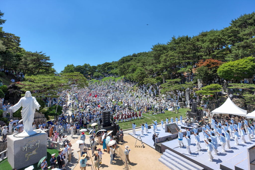 기독교복음선교회는 지난 5월 31일 충남 금산군 월명동 자연성전에서 설립자 정명석 목사가 처음 복음을 전한 날인 1978년 6월 1일을 기념하는 ‘알파날 48주년’ 행사를 개최했다. 현장에 모인 약 2만명의 교인들은 주일 연합예배와 예술제에 함께하며 선교의 의지를 다졌다
