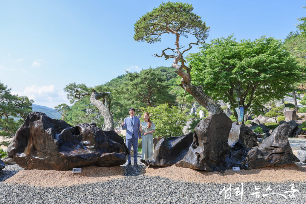 난 5월 월명동 자연성전에서 열린 ‘2026 세계 최고 돌보석 축제’에는 독특한 형상과 아름다움을 지닌 수백 점의 수석이 전시돼 관람객들의 눈길을 사로잡았다.그 가운데 가장 큰 관심을 모은 작품은 단연 ‘구연구곡’과 ‘천지암’이었다.
